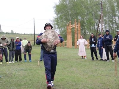 Монгольский спортсмен победил в перетаскивании 130-килограммового камня на Ысыахе мадьыны