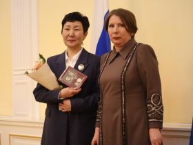 В Якутске наградили лучших сотрудников ЗАГС по итогам 2025 года
