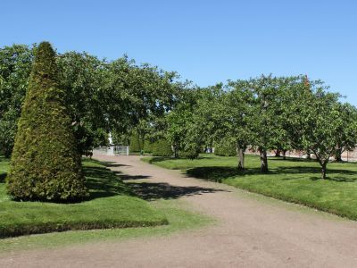 Сад Венеры с каменной стеной