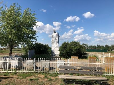 Братская могила советских воинов, погибших в период Сталинградской битвы