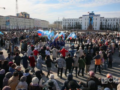 Более тысячи якутян станцевали осуохай на площади Республики