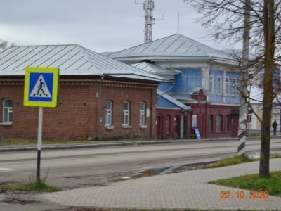 Жилой дом с лавками и погребами