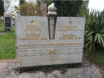 Надгробие над захоронением военкома 8 бригады морской пехоты полкового комиссара Силантьева П.И. (1893-1943) и начальника штаба береговой обороны флота полковника Кабалюка И.Ф. (1904-1942)