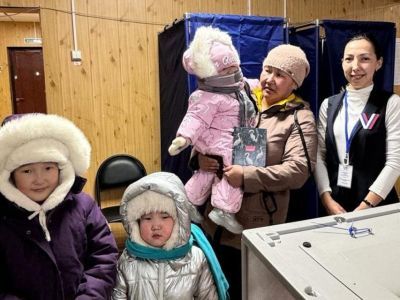 Многодетная мать Томпонского района приняла участие на выборах с тремя детьми