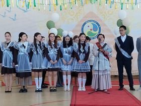 Сергей Местников поздравил с последним звонком выпускников «Айыы кыhата»