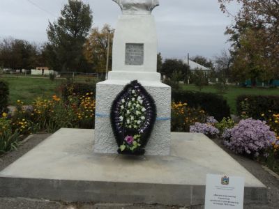 Могила комсомолки Герасимовой, погибшей от рук фашистов 12 января 1943 года