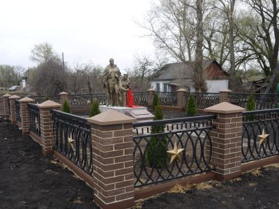 Братская могила с захоронением воинов, погибших в период Великой Отечественной войны 1941-1945 гг.