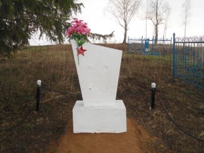 Братская могила советских воинов, погибших в боях с немецко-фашистскими захватчиками