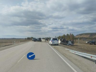 В Якутии на трассе «Умнас» в результате ДТП опрокинулся молоковоз