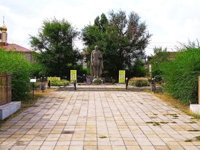 Братская могила красных партизан и советских воинов, погибших в период Сталинградской битвы