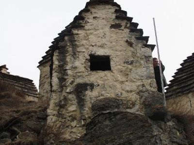 Склеп наземный с двухскатной ступенчатой кровлей 3