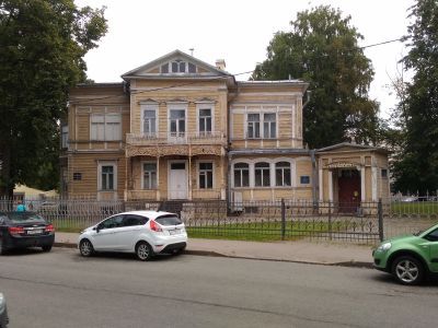 Дом А.Гейрота с беседкой, садом и оградой