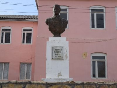 Памятник-бюст М.М. Хизроеву