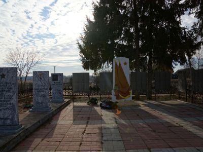 Братская могила воинов Советской Армии, погибших в 1944 г. Здесь же захоронен Любичев Михаил Дмитриевич (1910 - 1944), Герой Советского Союза