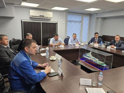 Алексей Еремеев ознакомился с ходом строительства атомного ледокола «Якутия» в Санкт-Петербурге