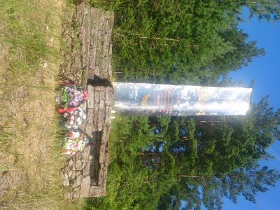 Памятный знак-стела на месте, где в 1944 г. находился наблюдательный пункт командующего 2-ой Ударной армией Федюнинского И.И., в период боев при форсировании р. Нарвы