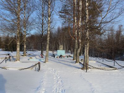 Воинское кладбище, где похоронены воины Советской Армии, погибшие в боях за освобождение Холмского района от немецко-фашистских оккупантов в период Великой Отечественной войны