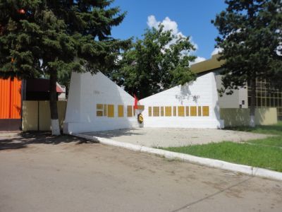 Братская могила советских воинов, погибших в боях с фашистскими захватчиками