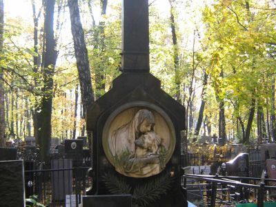 Надгробие на семейном захоронении, Кобылко, нач. ХХ в., скульптор В.А.Кафка, мастерская Н.А.Захарова - Кобылко Юзефа, (1884-1942 гг.) - Островского Юзефа, (?-1930 гг.)