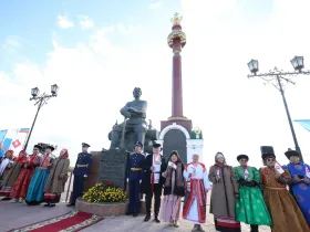 Глава Якутии возложил цветы к памятнику Петру Бекетову в честь 393-летия Якутска