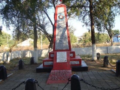 Братская могила советских летчиков