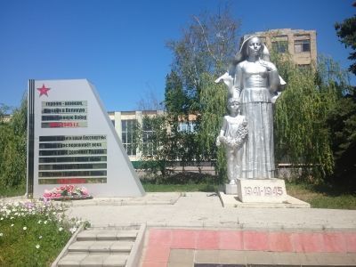 Братская могила участников гражданской войны и советских воинов, погибших в период Сталинградской битвы