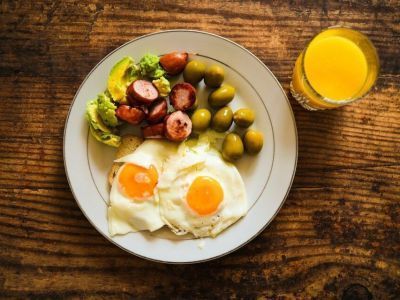 Диетолог рассказала о полезных завтраках для мужчин и женщин