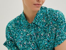 Блузка с коротким рукавом и отложным воротником