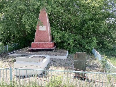 Братская могила погибших партизан из армии  Мамонтова Е.М.