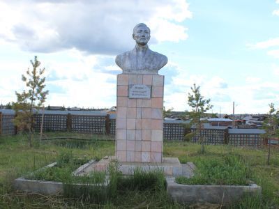 Памятник-бюст Новгородову Семену Андреевичу - лингвисту-ученому, создателю первого якутского алфавита
