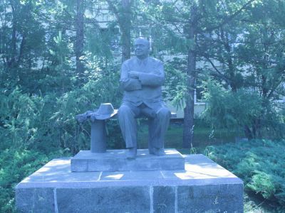 Скульптурная композиция, посвященная академику Лисавенко М.А.