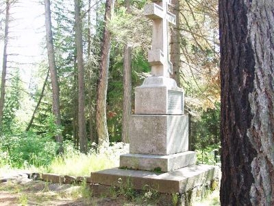 Крест у могилы