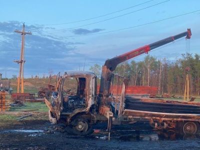 В Якутии погиб водитель манипулятора, задев стрелой высоковольтные провода