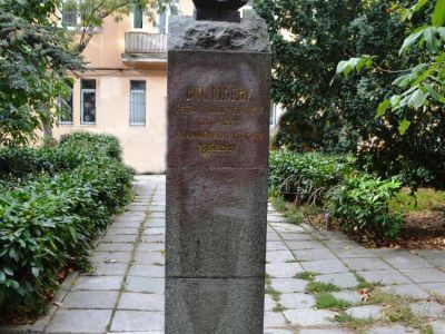 Памятник художнику Ф.А.Васильеву (скульптор Н.Л.Савицкий, архитектор П.А.Стариков)