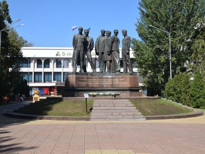 Памятник Дагестанским большевикам - руководителям революционного подполья, расстрелянным в 1919 году: У. Буйнакскому, О. Лещинскому, А.-В. Гаджимагомедову, А. Исмаилову, С. Абдулгамидову, А. Алиеву