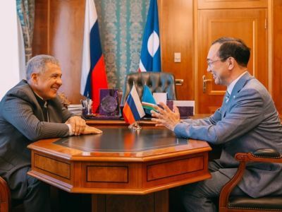 Укрепление межрегионального сотрудничества обсудили главы Якутии и Татарстана