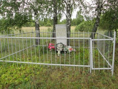 Братская могила советских граждан, казненных гитлеровцами в 1942 г. Установлен обелиск