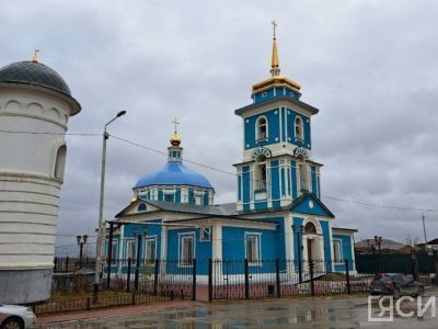 В Якутске освятили храм, в котором сохранился уникальный дореволюционный иконостас