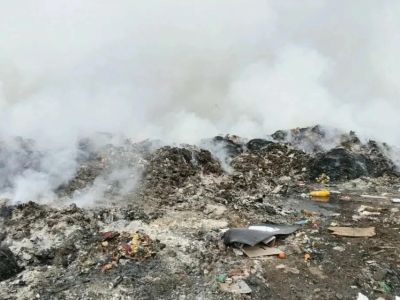 В Нижнем Бестяхе загорелась несанкционированная свалка