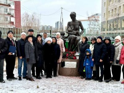 К памятнику кормящей матери в Якутске возложили цветы