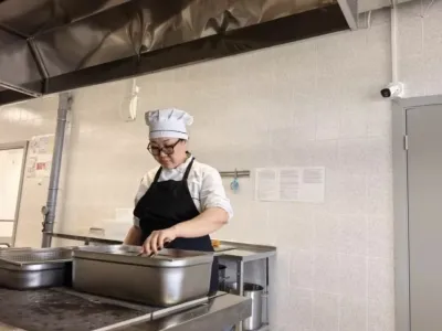 «Открытая кухня»: в Якутске родители могут в прямом эфире наблюдать за готовкой в школе