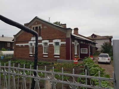 Одноэтажное каменное здание начала XX века в стиле "Модерн", ныне жилой дом