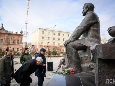 В Якутии возложили цветы к памятнику академику Владимиру Ларионову