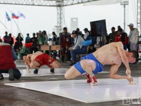 Завершились соревнования по мас-рестлингу и якутской вертушке на Играх Манчаары