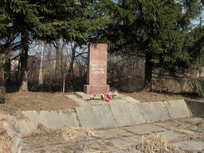 Памятный знак-стела герою-разведчику Суханову М.К., закрывшему своим телом амбразуру вражеского дзота на этом рубеже в августе 1942 г.