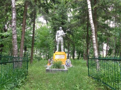 Братская могила 8 советских воинов, погибших в 1941 и 1943 гг. в боях с немецко-фашистскими захватчиками