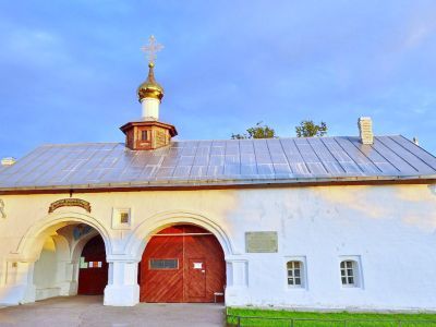 Каменные ворота монастыря