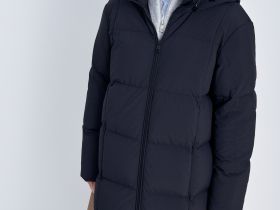 Пуховое пальто с капюшоном и воротником-стойкой