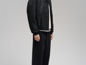 Утепленный бомбер с капюшоном и водоотталкивающей пропиткой