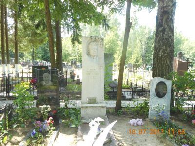 Могила Мартынова И.И. (1920-1972), секретаря Брянского подпольного горкома ВЛКСМ